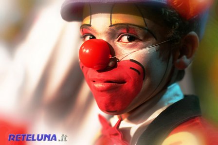 Si dichiara «artista», ma non lo è. Bloccato un venditore ambulante vestito da «clown»