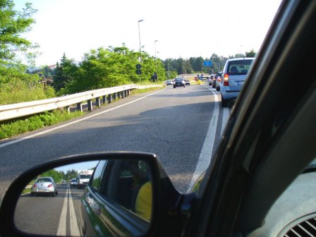 Stanco di aspettare in coda alle auto, va dal conducente davanti e lo accoltella