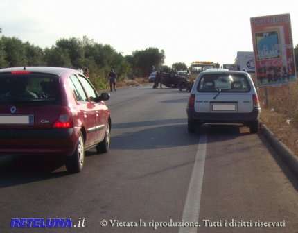 E sulla Taurisano-Ugento un'auto si ribalta, forse a causa dell'alta velocità