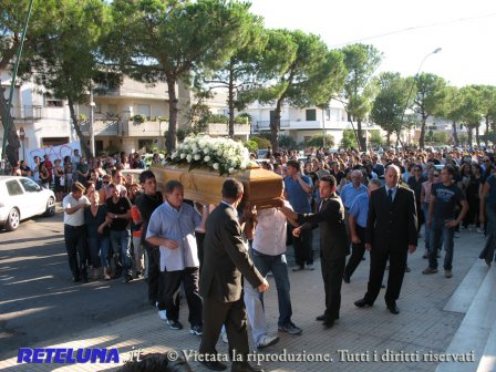 «Mery, la stella più bella». E Carpignano dà l'ultimo saluto a Luigi e Stefania