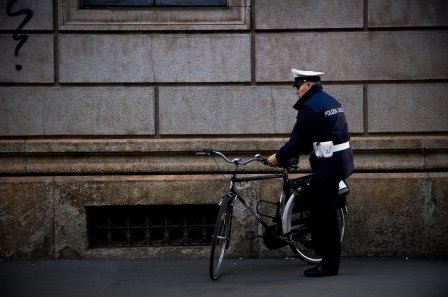 Anziano muore sul colpo cadendo dalla bicicletta. È stato investito da un'auto