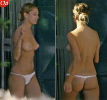 Martina, una «Stella» del cinema in vacanza nel Salento sfoggia il suo topless