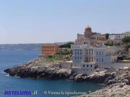 I liquami escono dalla fogna e invadono 300 metri di costa. D'obbligo l'ordinanza