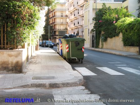 Si stacca il cartello stradale da terra e gli arriva in testa. Bimbo di otto anni graziato